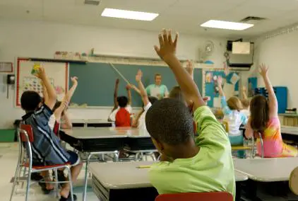 ¿Qué efecto tiene el estilo de crianza en los niños en la escuela?