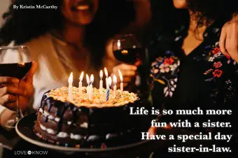 Mujeres celebrando un pastel de cumpleaños