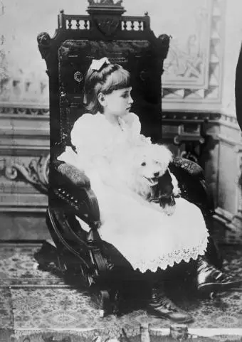La joven Helen Keller en posesión de un caniche