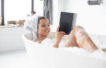 mujer leyendo un libro en el baño