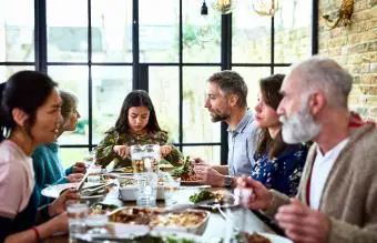 familia de tres generaciones disfrutando de una cena juntos
