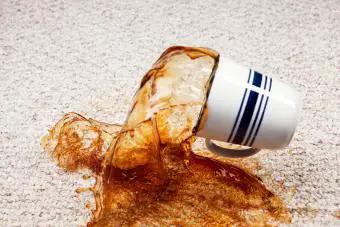 El café se derramó de la taza sobre la alfombra
