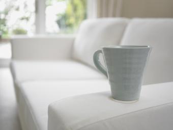 taza de café en el sofá
