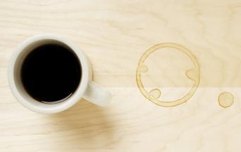 Taza de café y anillo de café en la mesa