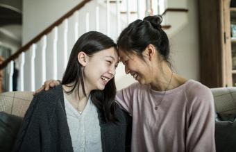 Madre e hija adolescente hablando en casa