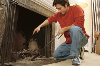 Hombre limpiando la chimenea