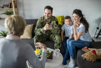 Soldado y su familia por un psicoterapeuta durante una sesión