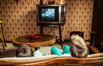 viendo la tele en casa al estilo de los años 60