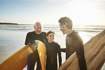 Abuelo, padre e hijo surfeando 