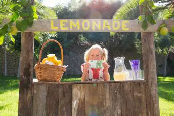 Chica en puesto de limonada