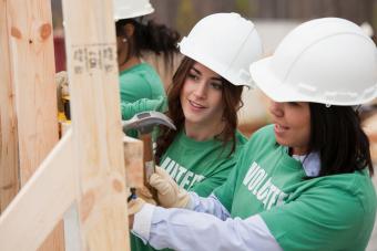 Voluntarios trabajando en un sitio de construcción