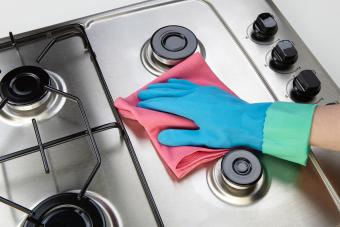 Mujer limpiando una estufa