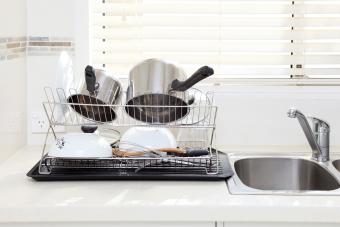 Limpiar los platos después de lavar