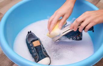 Mujer lavando suelas de zapatillas