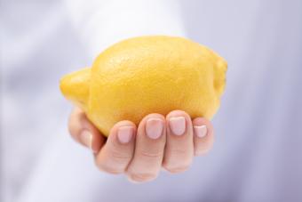 mano sosteniendo limon