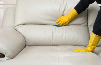 limpiar un sofá de cuero en casa