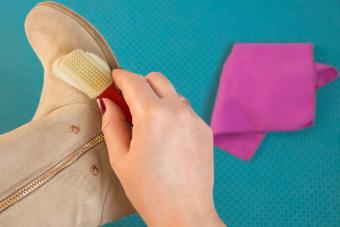 limpiar las manchas de sal de las botas de ante con un cepillo
