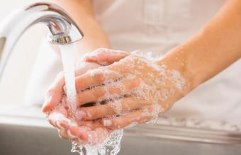 mujer lavándose las manos 