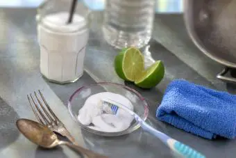 Bicarbonato de sodio, limón con esponja y toalla para una limpieza eficaz
