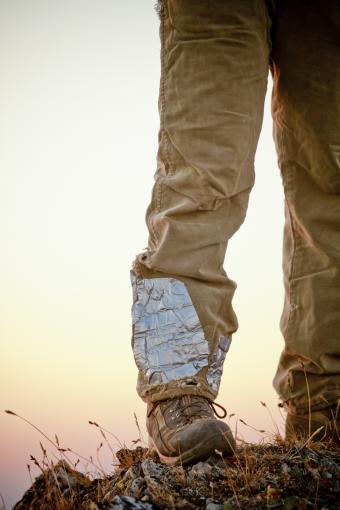 Una pierna de pantalón hecha jirones de excursionistas asegurada con cinta adhesiva