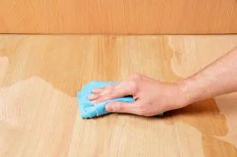Limpiar un piso laminado de madera 