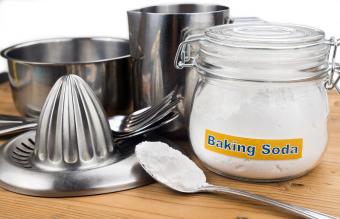 Pulimento eficaz de bicarbonato de sodio para utensilios de cocina de metal.