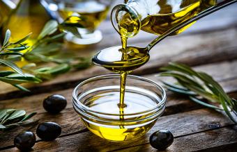 Verter aceite de oliva virgen extra
