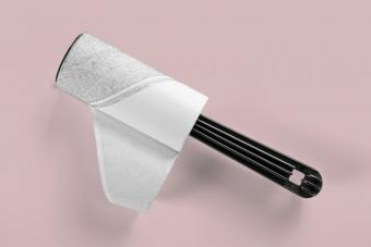 Un cepillo para pelusas que se usa para eliminar el exceso de tela y las partículas de la tela. 