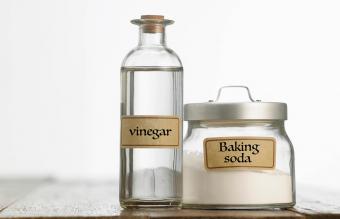 Bicarbonato de sodio y vinagre en la mesa