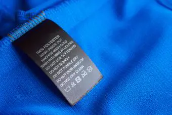 Etiqueta de ropa con instrucciones de lavado para el cuidado de la ropa en jersey de poliéster azul