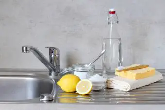 Vinagre, limón y bicarbonato de sodio en la cocina