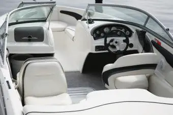 cabina de barco con asientos de vinilo blanco