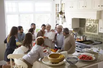 Una familia multigeneracional alrededor de la isla de la cocina