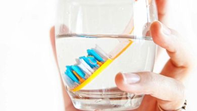 Cómo desinfectar un cepillo de dientes y matar gérmenes