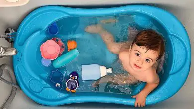 Cómo limpiar fácilmente los juguetes de baño (por dentro y por fuera)
