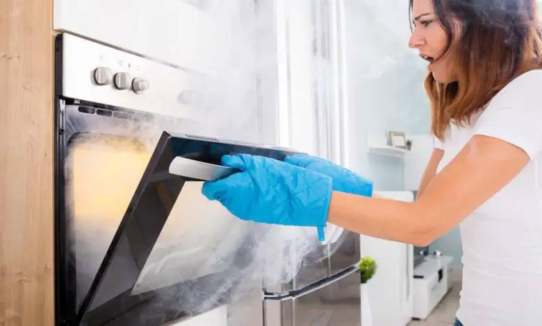 Cómo quitar el plástico derretido de un horno (de forma segura)