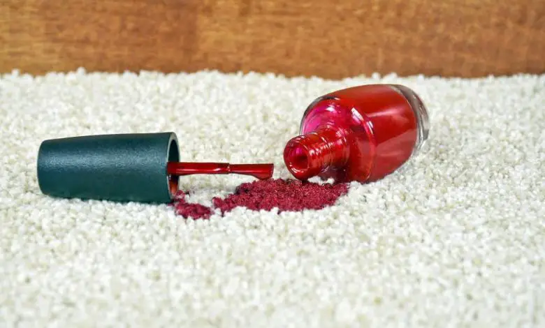 Cómo quitar el esmalte de uñas de alfombras y ropa (hágalo usted mismo)