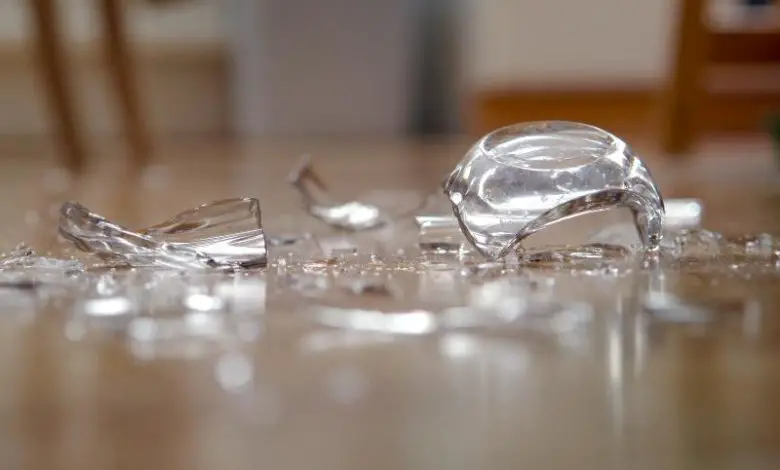 Cómo limpiar cristales rotos de forma rápida y sencilla