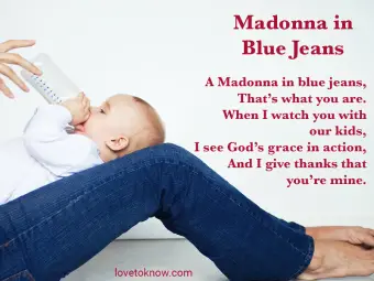 Un bebé acostado en los pies de la madre con jeans y comillas
