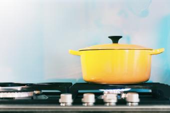 Cocinar con un horno holandés amarillo