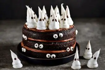 Torta de cumpleaños de merengue fantasma de Halloween
