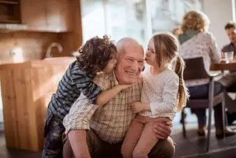 Abuelo jugando con sus nietos en Acción de Gracias