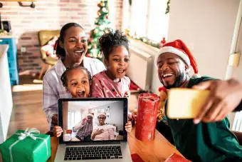 Un selfie virtual con sus abuelos por Navidad