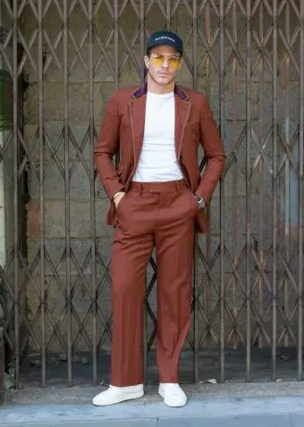 El influencer digital y modelo Carlo Sestini viste un traje y una camiseta de Gucci - Getty Editorial Use
