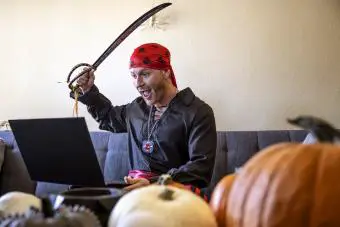 Hombre celebrando Halloween virtualmente en su computadora