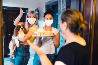 Familia celebrando el cumpleaños de la madre durante la pandemia