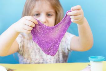 Niña jugando con purpurina Play-doh