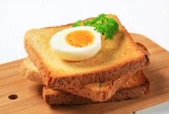 huevo cocido sobre tostadas