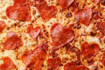 Pizza de pepperoni en forma de corazón
