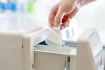 Carga manual de detergente en una lavadora